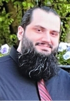 Bearded man wearing a dress shirt and tie